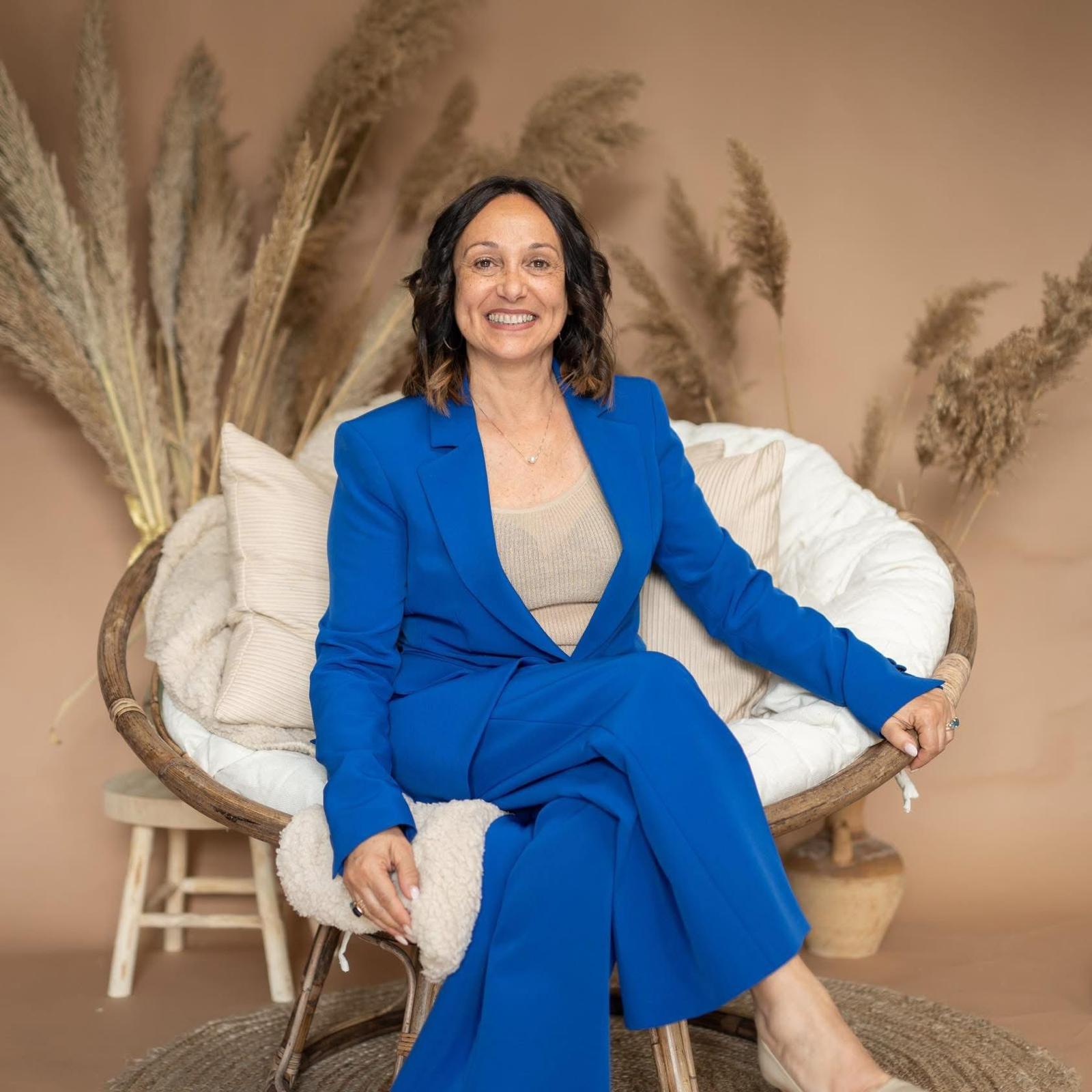 Ritratto professionale rappresentativo di una leader in completo blu